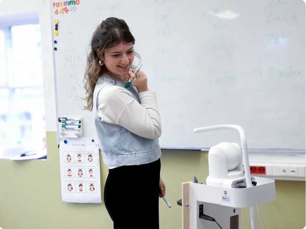 Leerkracht geef les aan leerling via Bednet-set