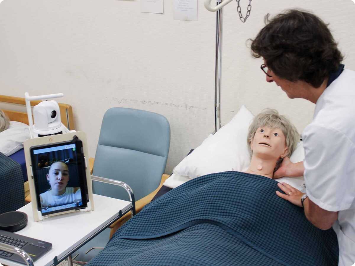 Bednetter volgt praktijkles